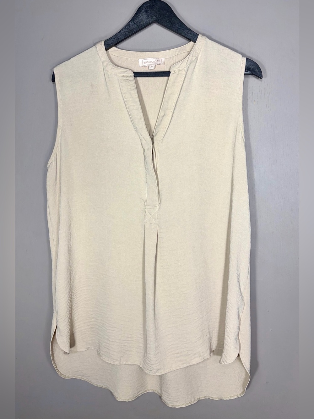 BLOUSOLOGY Split-Placket Sleeveless Blouse